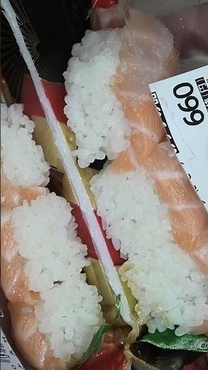 I cut the fatty salmon nigiri sushi from Midori Sushi, which cost 712 yen. #MitoriSushi #FattySalmon