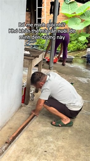 Mẹ có 2 mẫu ruộng, một đàn gà và năm con lợn. Bố có một cái bay xây. Thế là hai người chưa học hết lớp 6 ấy có 3 tấm bằng Đại học, nuôi được 3 Cử nhân. Hai đôi bàn tay lấm lem, đôi bàn chân bám chặt trên đồng ruộng, ngày ngày tất tả ngược xuôi quyết tâm nuôi con ăn học, dám động viên con đến những nơi thật xa để xem trời rộng bao nhiêu, đất mênh mang cỡ nào. Để con đi qua trăm ngả nghìn đường về nhà vẫn có chỗ dựa. Để dấu chân con in khắp lối mòn cũng có sự tử tế bố mẹ trao cho dẫn đường. Video 