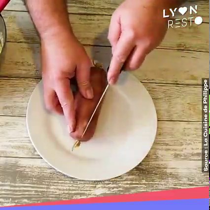 [RECETTE TRADITIONNELLE] - La cuisine de Philippe Le véritable saucisson brioché maison ! 😍 Une recette toute simple pour un repas complet. Après avoir testé le saucisson brioché maison vous n'achèterez plus la version industrielle qu'on trouve dans les supermarchés. C'est un délice !🤗 Source : La Cuisine de Philippe Lien de la vidéo👇🏼 https://www.youtube.com/watch?v=7f0sVA_-d8o | Lyonresto