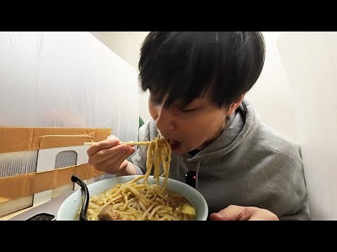 ダイエット中の男が初めてラーメン二郎を食べに行く映像。