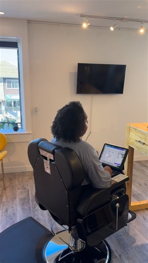 I’m taking 6 students in Montreal who are serious about making 2026 their year of success. I’ve stayed humble for too long. I didn’t give myself enough credit as an “unlicensed” person doing hair, when really I’m a loctician who works both worlds: traditional locs and microlocs. I even created my own micro-interloc extension technique that no one else can teach because no one else does it like me. Every install I do is better than my last. Every client teaches me something new. After two full ye