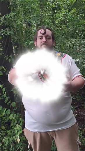 Der Gong am Morgen: Arbeitszeit ist das, was du absitzt, während du langsam verschwindest… - Du kommst, du sitzt, du löst dich auf. Nicht in Produktivität, sondern in Präsenz. Dein Körper bleibt, dein Geist verdunstet. Du wirst nicht bezahlt fürs Denken — du wirst bezahlt fürs Nicht-Fliehen. Jede Stunde ein Pixel weniger von dir. Die Tastatur klackert, aber du bist längst im Autopilot. Dein Stuhl kennt dich besser als dein Chef. Dein Bildschirm blendet dich mehr als jede Wahrheit. Und dein Kaffe