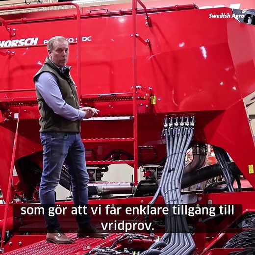 Nya HORSCH Pronto 9 DC är en kraftfull och mångsidig såmaskin! 💪🌱 Den populära Pronto-serien har uppgraderats med flera viktiga förbättringar för att leverera maximal effektivitet på stora fält. Därför har Pronto 9 DC har en arbetsbredd på 9 meter och en kraftigt ökad behållarkapacitet på upp till 6 000 liter. | Swedish Agro