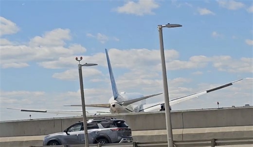 Yikes: United Boeing 767 Strikes Truck & Light Pole On Newark Approach