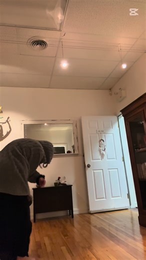 Dans tout les tempêtes que j’ai vécu, la danse pour moi est une médecine, une médecine qui connecte mon coeur avec mon enfant intérieur. Cette enfant que je n’ai pas pu être par loyauté. Mais aujourd’hui j’accompagne des femmes à connecter avec leur enfant intérieur. Vibrâmes ❤️‍🔥 #bienetre #danseconsciente #vibrâmes #enfantinterieur | MRespire