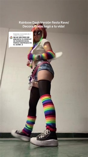 Versión Fiesta Rave de Rainbow Dash: Un Outfit Colorido