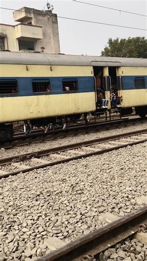 jbhi train babn birij pr chrti hai #shortvideo #ytshort #terending #viralvideo ...