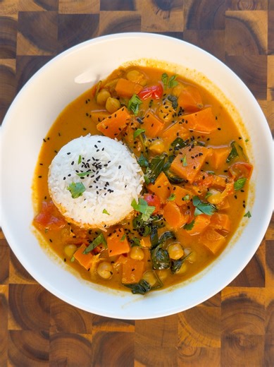 Süßkartoffel Curry mit Tamarind 🤤. 📌Zutaten zum Abspeichern 👇🏾 ******************************************** * Ghee oder Öl zum Anbraten * 1/2 TL Kreuzkümmelsamen *1 mittelgroße Zwiebel * 3 Knoblauchzehen * ca. 15g Ingwer * 1 EL Paprikamark * 1 EL Tomatenmark * 1,5 EL Tamarindpaste * 200 g Cherrytomaten alternativ normale Tomaten * 3 mittelgroße Süßkartoffeln ca. 700g * 400 ml Kokosmilch * 250 ml Wasser * 1 Dose Kichererbsen Abtropfgewict: 265g * 125 g Blattspinat alternativ: TK Spinat Gewürz