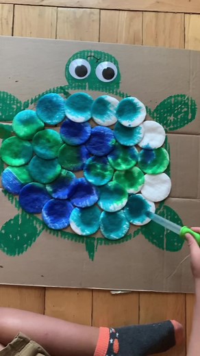 🐢COTTON PAD TURTLE 🐢 Supplies • cotton pads • cardboard • glue • paint sticks • eye droppers • food colouring or liquid watercolours • bowls AGE: 2.5 years old MESS Level: medium DIFFICULTY TO CREATE: low SKILLS DEVELOPED: fine motor skills, colour recognition, hand-eye coordination, problem solving, imaginative play, creativity. __________ PLaY🌈CReaTivEly #happytoddlerplaytime #kidsactivities #earthday#earthdayyactivities #springcraft #springactivities #toddlerlearning #toddlermom #athomeact
