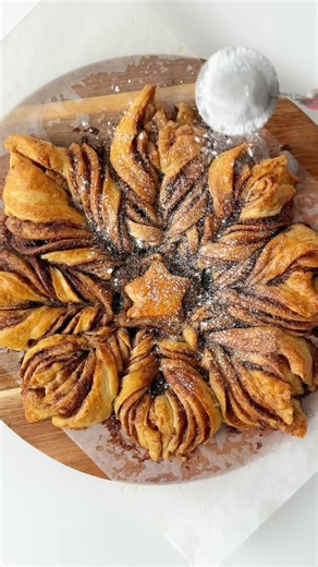 Easy 3-Ingredient Christmas Star Twist #christmas #baking