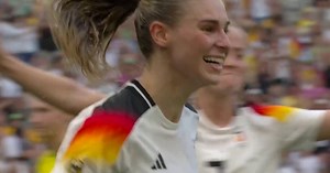 Olympia 2024 - Fußball: Jule Brand muss nur den Fuß hinhalten - DFB-Frauen zaubern sich zum 3:0