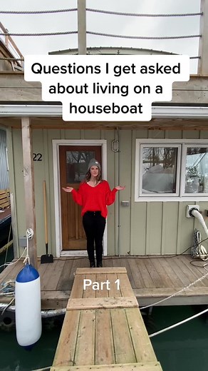 A few answers to some common questions I get asked about life on my little houseboat! Anything else you want to know/see?! Leave a comment and follow for part 2 (or 3, or 4, depending on how many questions there are)! #HouseboatLife #Houseboating #WinterCottage #LifeontheWater #HouseboatLiving #Houseboats #TinyHouseLiving #houseboat #TinyHouseMovement #LifeonWater #Houseboating #TinyHome #Snuggly #FloatingHomes #AlternativeHome #ContainerHome #SmallHouseLove #TinyHouses #FloatHome #TinyHome #Tin