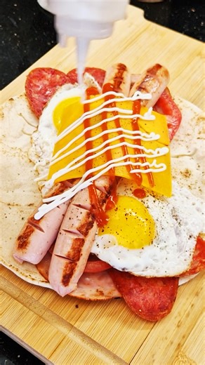 This Grilled Egg And Tomato Wrap Will Surprise You!