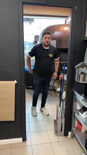 Nem tudo é o que parece… Mas o Diego já ia chamar a ASAE!”#PlotTwist #PizzaioloLife #HumorNaCozinha #FuiApanhado #AzeiteSagrado #CozinhaCriativa #TruquesDeChef #ChefsDoTikTok #CuidadoComAsAparências #DionisioOPizzaiolo | Cosmos Pizza