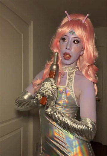 I couldn’t reach my back lol #costume #retroalien #alien #halloween #halloweencostume