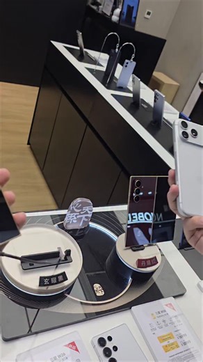 14K views · 531 reactions | Samsung's new model is concerned with the world Take a photo with friends and test it | Trendy Tech Review | Facebook