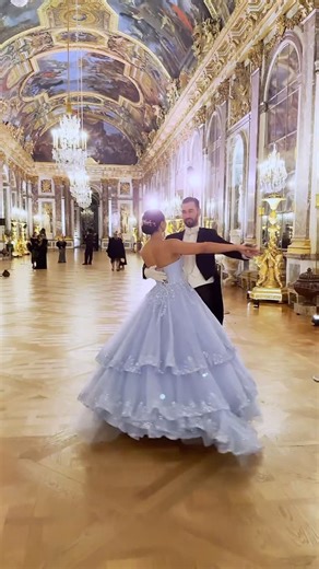 Nathan BAUDY FLOC’H on Instagram: "La galerie des Glaces s’ouvre à nous, et la valse nous emporte comme un souffle ✨💃🏻✨ —- The Hall of Mirrors opens to us, and the waltz carries us away like a breath ✨💃🏻✨ ✨👸🏻✨ @sarahchloeb 👗 @amiferboutique #waltz #versailles #bal"