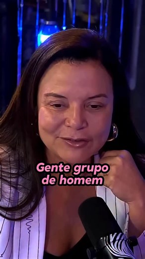 Andréa Vermont on Instagram: "Observando de fora, como analista, o universo masculino em roda de amigos tem uma dinâmica muito própria. As conversas costumam ser mais leves, desorganizadas, cheias de piadas internas, risadas exageradas e um humor que lembra essa “eterna quinta série”. Nada muito elaborado. Nada muito profundo na forma. Mas, do ponto de vista psicanalítico, isso não é superficialidade. É defesa. É regulação emocional. É laço. Esse tipo de brincadeira funciona como um território s