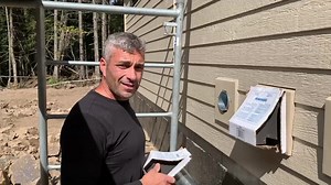 Trucs et astuces pour installer votre revêtement extérieur autour des sorties de ventilation, luminaires et plomberie. ERRATUM: c’est la sortie de l’échangeur d’air. | Chroniqueur influenceur construction inspection Hugues Nadeau