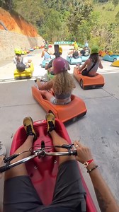 "Mario kart w Wietnamie 🇻🇳🏎️ Godziny zmagań wzdłuż Rainbow Road na Nintendo DS... a teraz testujemy go na wzgórzach Da Lát w Wietnamie. 🏎️💨 Za 250 tysięcy dongów dostaniesz 2 przejazdy na pełnym gazie przez 1 km toru. To się dzieje tutaj: KDL Sinh Thái Cao Nguyên📍" 🎥 630days.dreamers #wakacyjnipiraci #taniepodrozowanie #mariokart #vietnam #nintendo #travelvideo #asiatrip #adventuretime #karting | WakacyjniPiraci