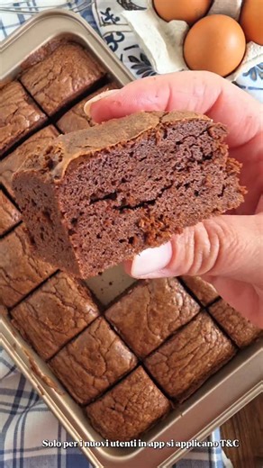 Vanessa Gizzi - La cucina di Vane on Instagram: "Brownies 🍫 la ricetta facile e veloce per farli perfetti😍! Crosticina croccante fuori, umidi e cremosi dentro! 👇OTTIENI ARTICOLI A 0 EURO!👇 Scarica l'App Temu e 🔍 cerca [ dzv4794] nella barra di ricerca o clicca il link 🔗 nella mia bio Valido 24h per nuovi utenti con ordini idonei. T&Cs applicabili. ✅️Ingredienti stampo 18×28 cm / 24 ×24 cm 200 g cioccolato fondente 225 g burro 4 uova 125 g farina 00 1 pizzico sale Mezzo cucchiaino lievito i