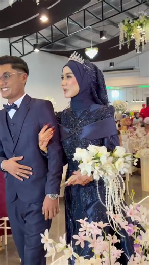 Eksklusif Gaun Pengantin: Biru Hitam