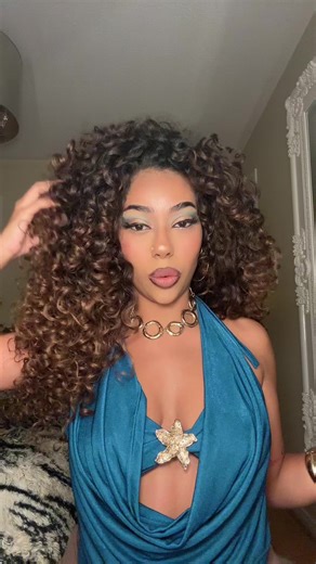 what do u guys think about this egyptian makeup look👀 #makeup #egyptian #curls #curlyhair