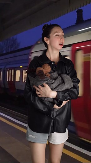 3M views · 78K reactions | Everyday English vocabulary "Do you have time?" asks about someone's availability."Do you have the time?" asks about the current hour and minute. #english #ingles | carokowanzenglish | Facebook