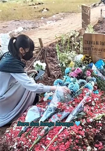 Sheila Dara menghiasi rumah baru dengan bunga biru