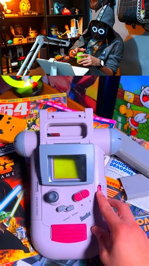 O Gadget BIZARRO! ☢️ Game Boy BOOSTER! 👇🏻 O Gadget BIZARRO! ☢️ Este é o Game Boy Booster, um dos acessórios mais estranhos da década de 90! Ele transforma o Game Boy compacto em um "trambolho" GIGANTE para resolver os problemas CRÍTICOS do console original: ele amplifica o volume, melhora a pegada e, o mais importante, adiciona a iluminação que o Game Boy não tinha! #gadget #gameboy #retrogaming #gamer #geek #nerd #bugigangaslab | Bugigangas Lab