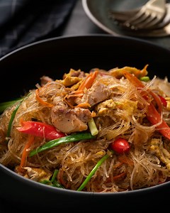 7.3M views · 49K reactions | Thai Stir-fried Glass Noodles ✌️珞... if you love Thai noodles...you'll love this one! Get the recipe: https://www.marionskitchen.com/pad-woonsen | Marion Grasby | Facebook