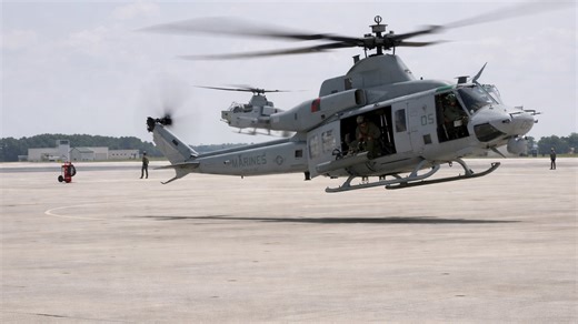 HMLA-167 vliegt met Viper en Venom helikopters tijdens surge-operaties