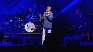 Michel Louvain 1937 - 2021 Le chanteur de charme aura envoûté ses milliers d’admiratrices et d'admirateurs pendant plus de 60 ans. Le 12 juillet 2017, il interprétait La dame en bleu devant un public conquis à la Place d'Youville dans le cadre du Festival d'été de Québec. http://rc.ca/RxkwZl | ICI Québec