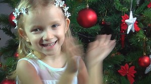 clip-4302557-child-clapping-hands-applauding-girl-christmas-tree
