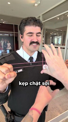 The Magic Trick of Passing a Rubber Band Through the Hand Left the Police Stunned.