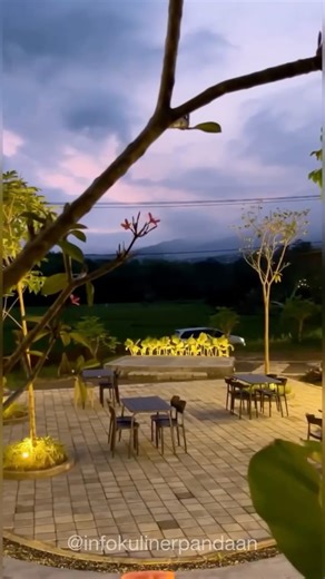 Jeni Ekarini on Instagram: "Tempatnya viewnya uwapik, makanannya juga ga kalah manteb. Kesini wajib cobain chicken garlic parmesan, chicken sandwich dan swedish meatball. Buruan ajakin bestie, keluarga dan ayang kalian kesini bareng @thebreezlite 💯 #kulinerpandaan #kulinertamandayu #thebreezlite #pandaan #tamandayu"