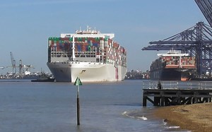 东方香港号 -Huge Container Ship OOCL Hong Kong Port of Felixstowe