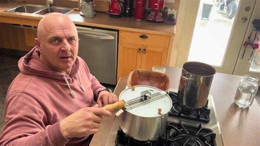 Spinning popcorn maker