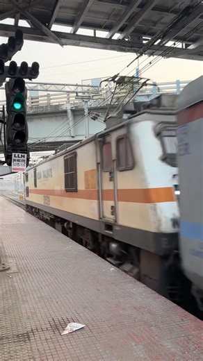 Automatically Signal Green to Red Cross Wap-7 Engine #shorts #viral