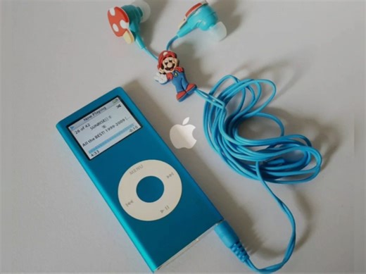 2024年 谁还用 iPod nano 2『同样的价格，双倍的容量』第二代 iPod nano 播放器看上去比一代还要薄，机身外可采用全铝外壳设计。