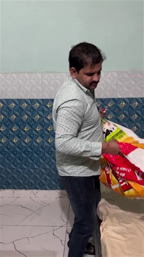 🎁🎁 🎁🎁 🎁🎁 🎁🎁 🎁🎁 🎁🎁 🎁🎁 🎁🎁 🎁🎁 🎁🎁 🎁🎁 Ακολουθούσε τον για επτά χρόνια από ευγνωμοσύνη, νιώθοντας τυχερή που τον παντρεύτηκε. Όταν η ερωμένη του ισχυρίστηκε ότι είχε καρκίνο και της έμεναν μόνο έξι μήνες ζωής, εκείνος της έδωσε τα χαρτιά του διαζυγίου. «Είναι μόνο για τα μάτια του κόσμου. Σε έξι μήνες θα ξαναπαντρευτούμε.» Η καρδιά της πέθανε εκείνη τη στιγμή. Αποφάσισε πως το ψεύτικο διαζύγιο θα το έκανε αληθινό—και θα ξανάρχιζε τη ζωή της. ===== «Ας πάρουμε διαζύγιο. Εκείνη έχε