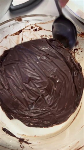 How to make Whipped Chocolate Ganache #chcolateganache #chocolate #cakedecorating #recipe #cake