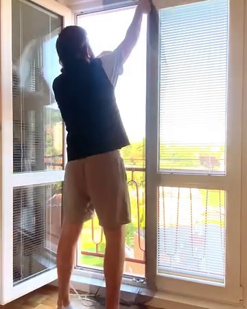 55K views · 27 reactions | L'installazione di tesa® Insect Stop Hook & Loop COMFORT per porte è un processo rapido. In pochi semplici passaggi, puoi proteggere la tua casa da zanzare e altri insetti  Scopri di più: https://bit.ly/3P7f3b6 | tesa | Facebook