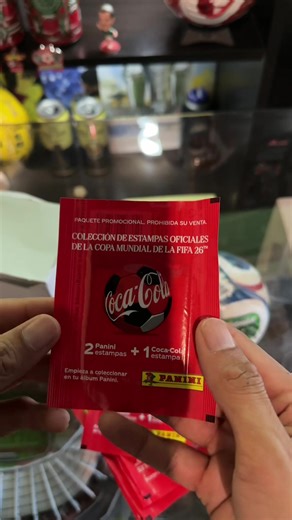 Abriendo los sobres Coca Cola del álbum Panini del Mundial 2026. . . . #panini #cocacola #mundial #album #futbol