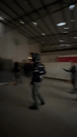 בזמן שישנתם: מג״ב, יחידת החבלה וחיל הים תרגלו תרחישי חדירה מהים באילת במהלך הלילה קיימו לוחמי מג״ב בשיתוף יחידת החבלה המשטרתית, חיל הים ומוקד המצלמות העירוני אימון מבצעי ייעודי במרחב החופי והימי של העיר. התרגיל מהווה את שיאו של שבוע אימונים מבצעיים שהחל ביום ראשון האחרון, ועתיד להסתיים היום. במסגרת האימון תורגלו תרחישים מורכבים הכוללים חדירה מהים במספר מוקדים, טיפול באירועי בני ערובה, שליטה במרחב ותגובה מהירה לאירועי קיצון, תוך עבודה מתואמת בין כלל הכוחות והגורמים. במשטרה מדגישים כי האימון יימשך