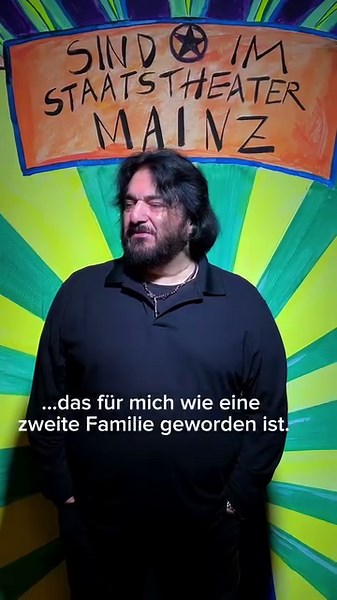 Antonello Palombi ist in dieser Spielzeit neu in unserem Opernensemble. Vorher habt ihr ihn aber vielleicht schon bei unserer OPERNNACHT erlebt, wo er uns mit der Zugabe NESSUN DORMA begeistert hat. Wir erinnern uns auch immer noch gern daran, wie er als Bajazzo mit dem pinken Fahrrad über den Gutenbergplatz gefahren ist und dabei Spielzeithefte verteilt hat! Aktuell könnt ihr Antonello weiter als Canio/Bajazzo in PAGLIACCI hören und im März 2024 wird er die Titelpartie in OTELLO übernehmen. Dar