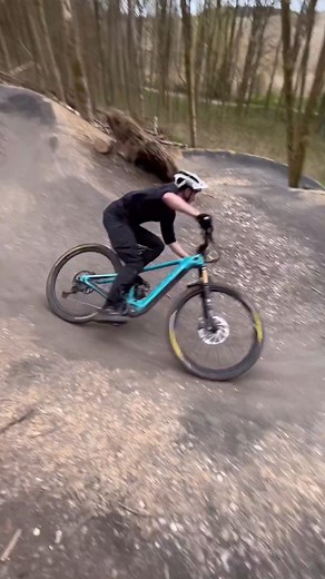 59K views · 729 reactions | Throwing it back to that time Laurie Arthur went racing eBikes at Isle of wight mountain biking ⚡️ #YetiCycles #YetiCyclesUK #Yeti160E #160E #RaceBred #RideDriven #SilverfishUK | Yeti Cycles UK | Facebook