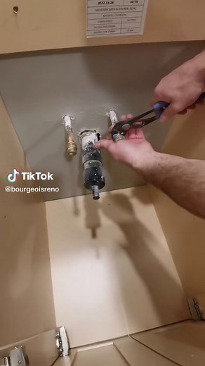 Removing push fittings with soft jaw pliers #plumber #plumbers #plumbersoftiktok #bathroommakeover #bathroomremodel #renovation #tiktokquebec #qccodes #oncodes #diy #fyp