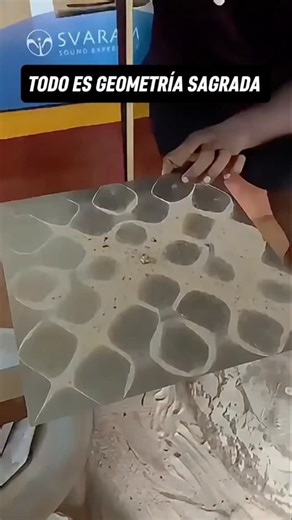 La cimática revela lo que el sonido siempre ha estado haciendo en silencio: dar forma a la materia. Cuando las ondas sonoras se mueven a través de un medio, no solo viajan: organizan. Espolvoreá arena sobre una placa metálica y deslizá un arco de violín por su borde. Al vibrar, la placa hace que los granos cobren vida y se ordenen en patrones geométricos precisos. Nada de lo que aparece es azar. Cada forma es la huella visible de una frecuencia. El sonido se vuelve forma. La vibración se vuelve 