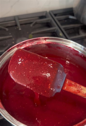 Raspberry purée filling #raspberrypuree #raspberrypureefilling #edibleperfections #lemoncake #customCake #cakefilling #recipesoftiktok recipe: 24 ounces of frozen raspberries 1/2 cup water 1 1/2cups granulated sugar 2 tablespoons of lemon juice 4 tablespoons of cornstarch dissolved in 1/4 cup water